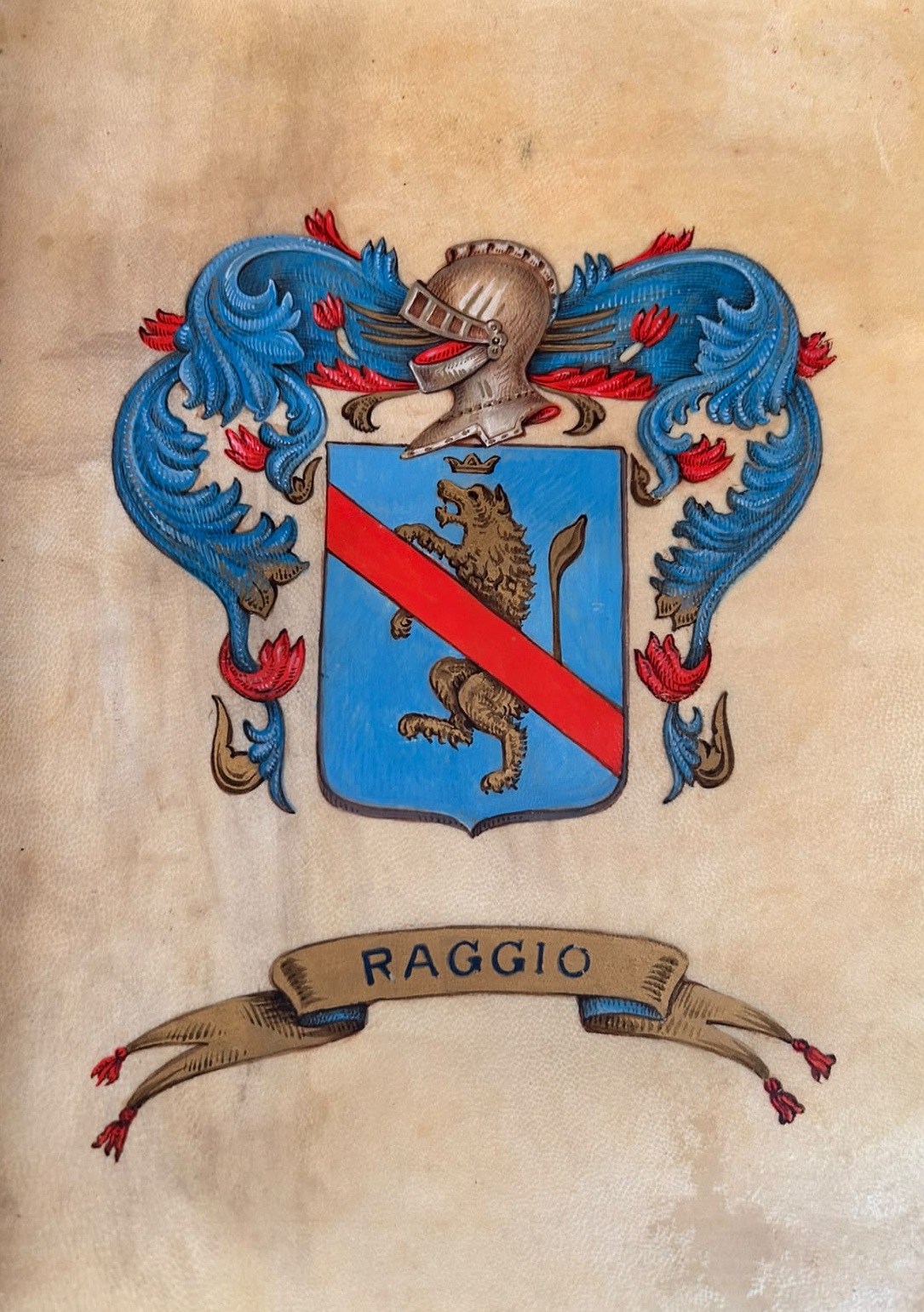 Brasão da Casa Raggio pintado à mão: de azul, ao leão coroado de ouro, à banda de vermelho sobre o todo.